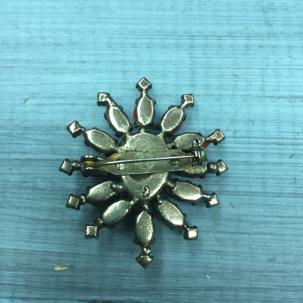 Брошь с красными камнями, СССР