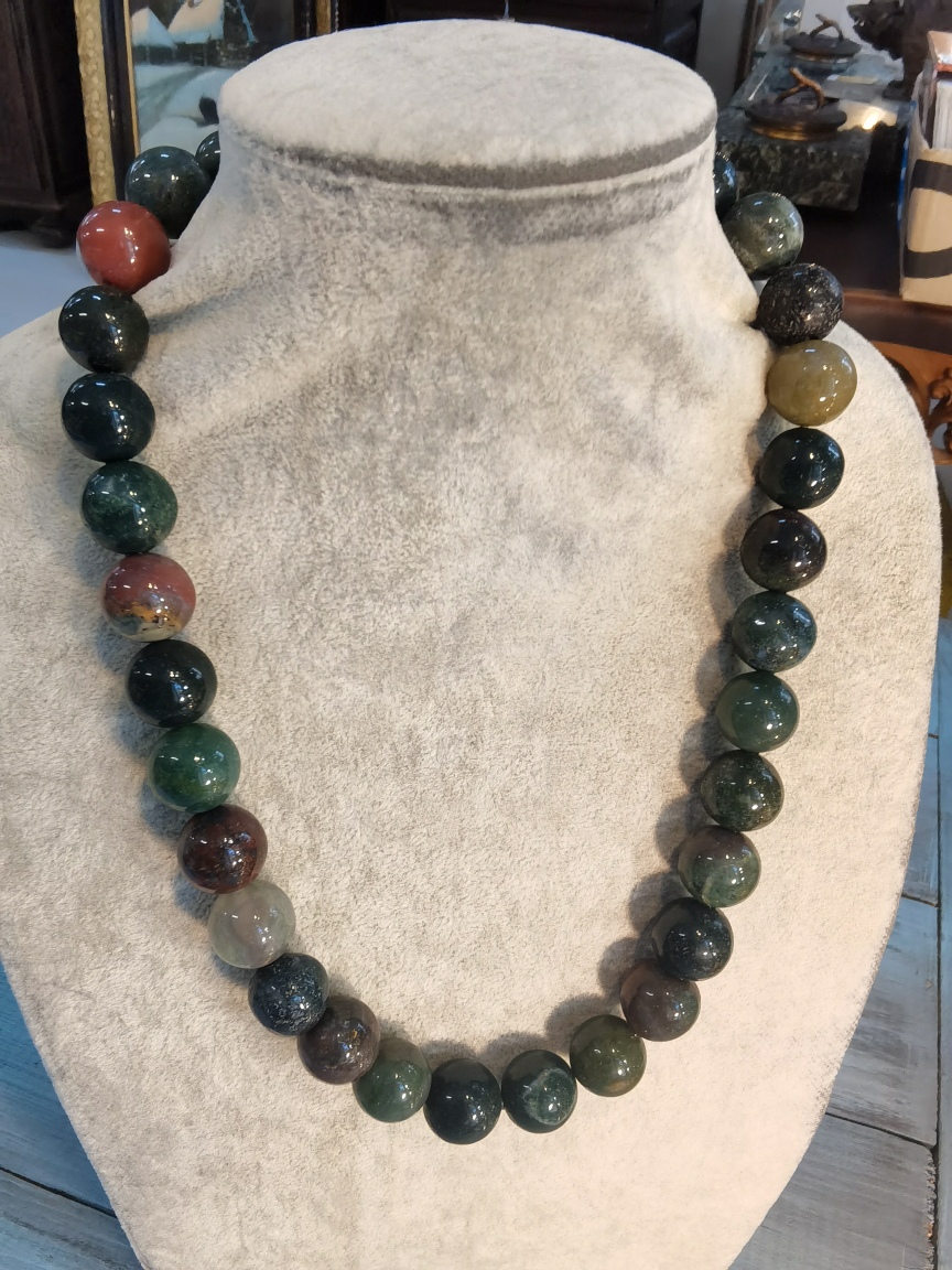 Бусы из халцедона