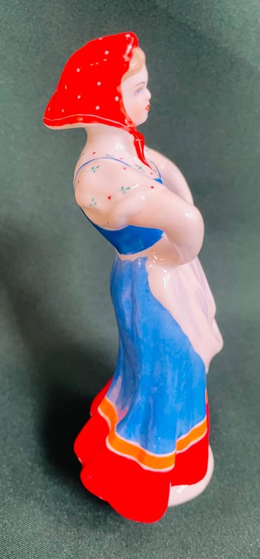 Фарфоровая статуэтка "Плясунья Крестьянка -руки в боки"