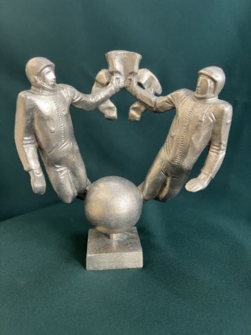 Скульптура «Космонавты», Ленинград МонументСкульптура, 1960-е, высота 20 см
