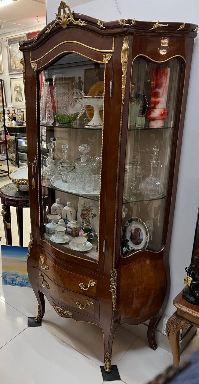 13.29 Витрина к.XIX-н.XX вв.Франция. Шпон,красное дерево, орех, бронза, золочение. 186 Х 94 Х 40.