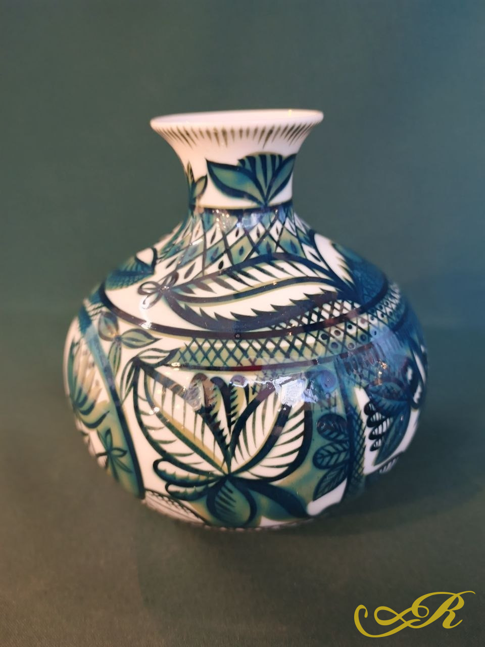  Ваза с растительным орнаментом, зелёная, фарфор роспись ЛФЗ(1960-1970)г  художник В.М. Городецкий СССР.