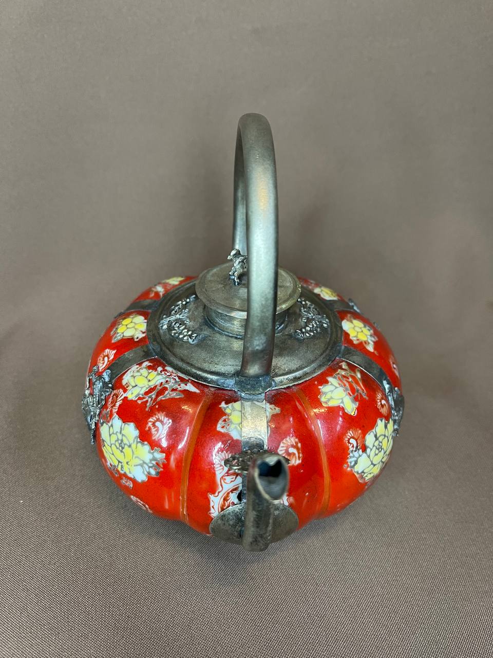 Фарфоровый  китайский чайник с металлическими элементами. Середина XX в.