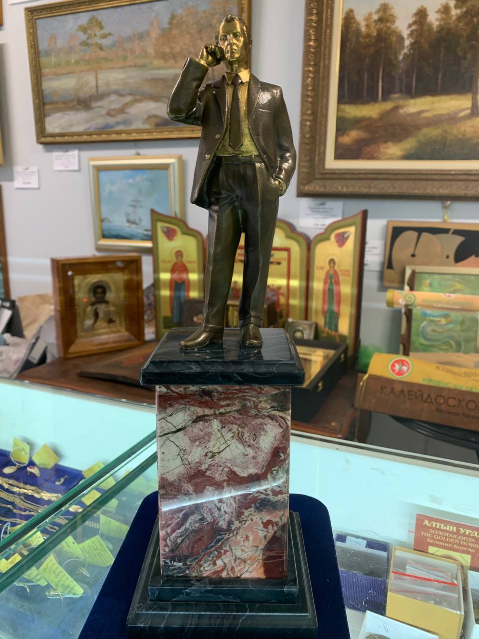 Статуэтка «Бизнесмен», Материал: яшма, латунь, Высота: 36 см