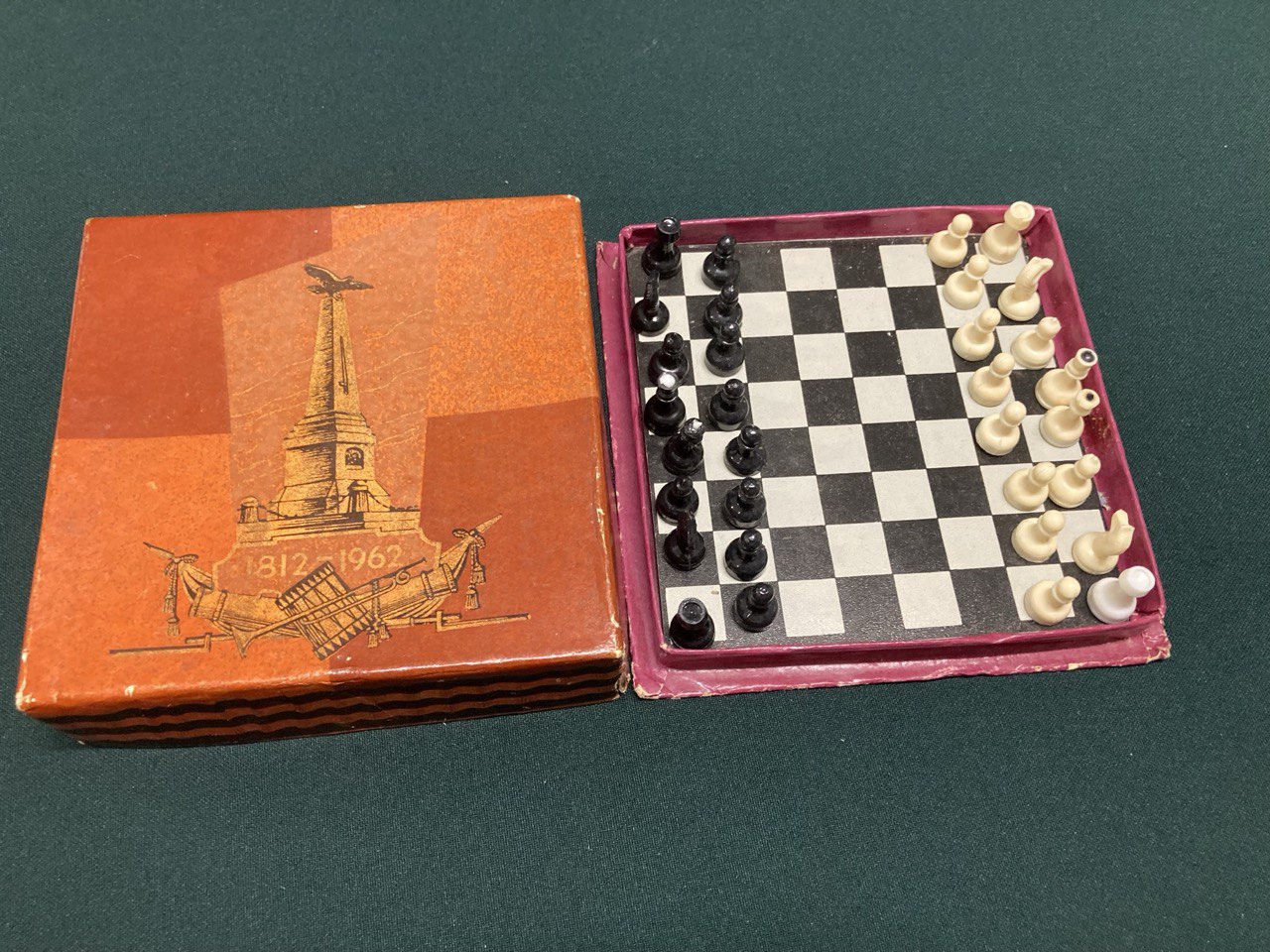 Шахматы дорожные , магнитные. 11Х11 см.