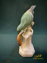 Фарфоровая статуэтка " Клест с шишкой " Германия, клеймо Volkstedter. Состояние отличное.