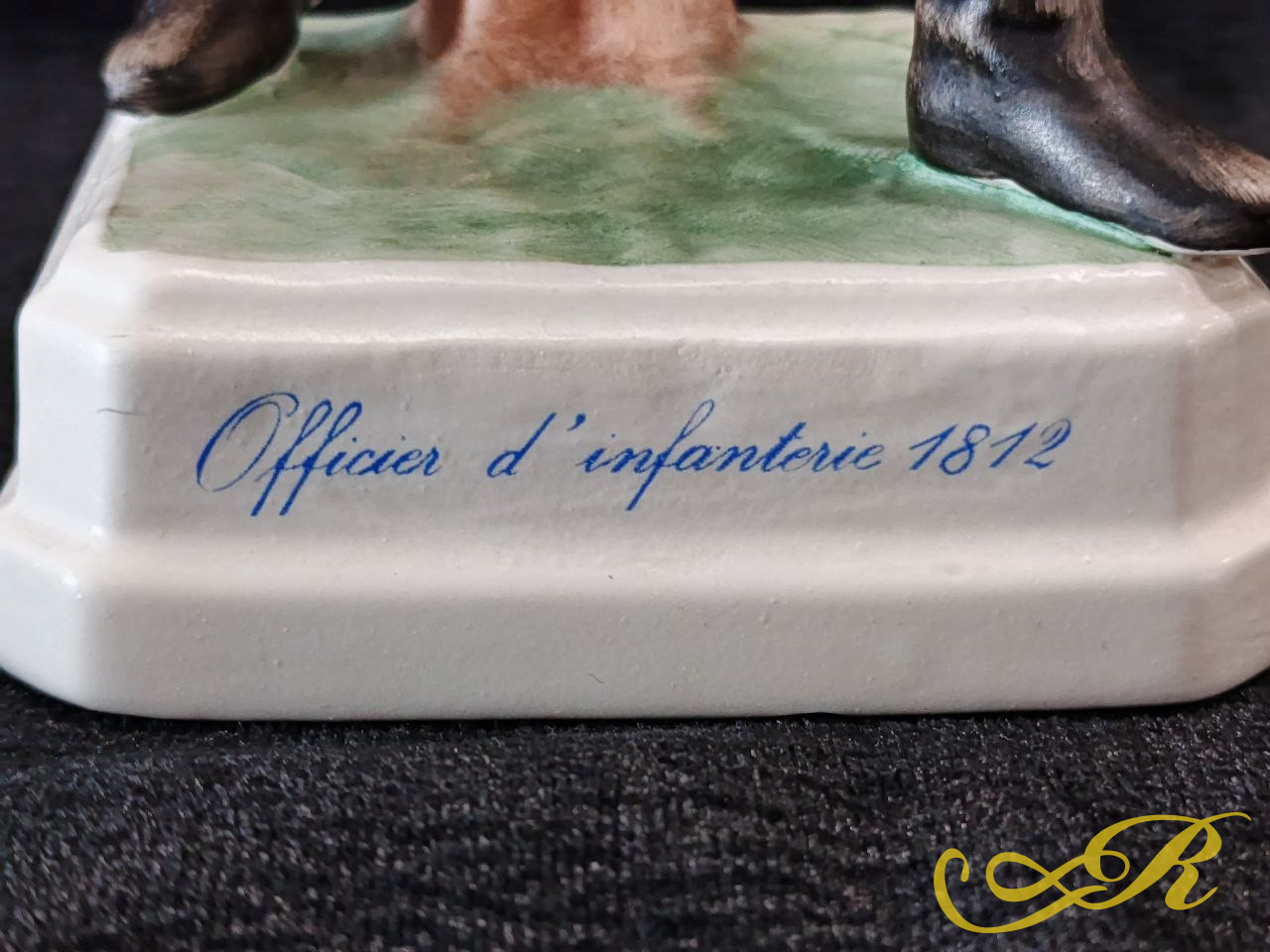  фарфоровая статуэтка, изображающая французского пехотного офицера 1812 года, произведена немецкой компанией Goebel. Фигурка является частью коллекционной серии «Солдаты Франции XIX века».Она выполнена с детализированной ручной росписью формы наполе