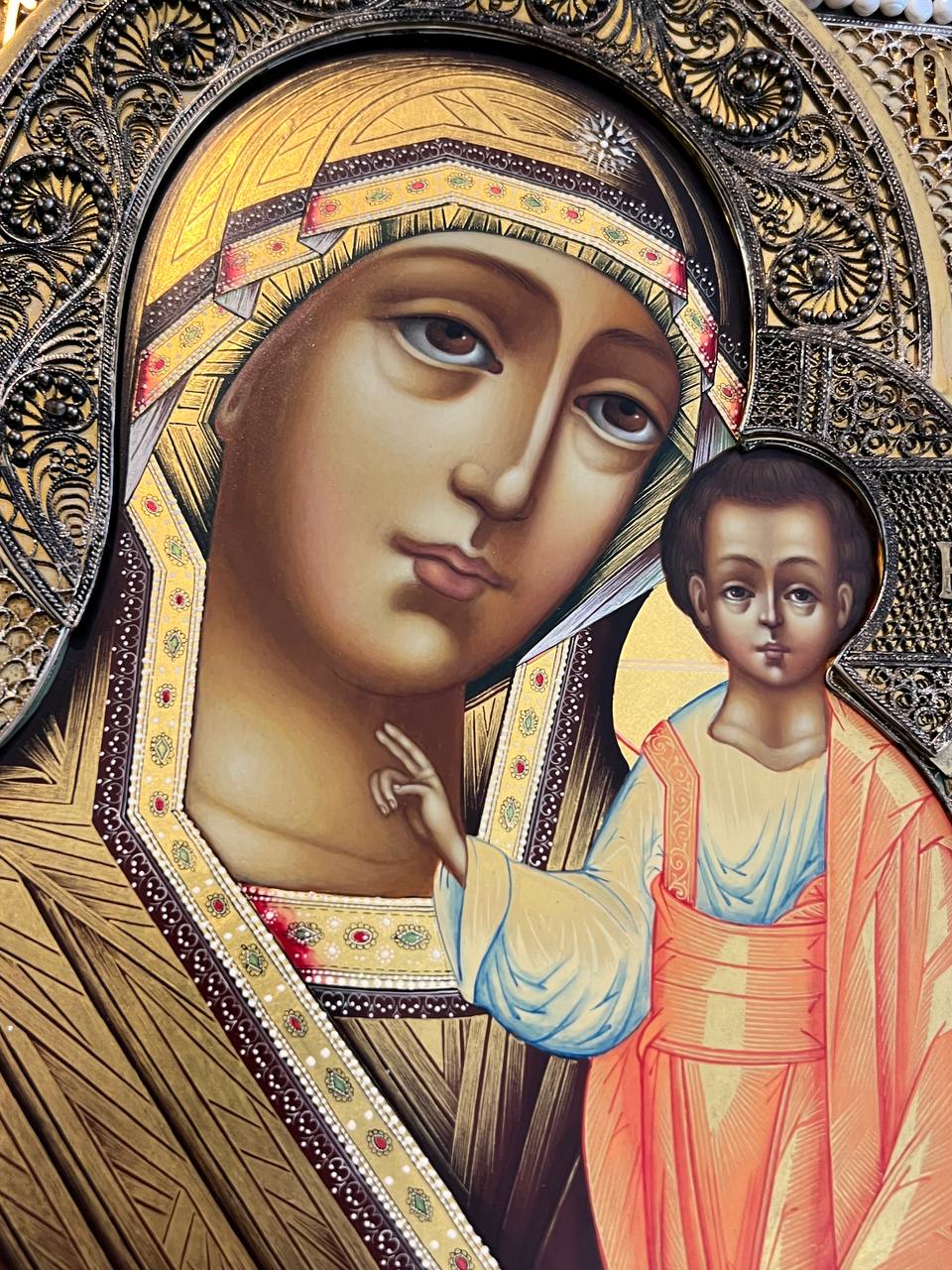 Икона в серебряном окладе Казанской  Пресвятой  Богородицы..