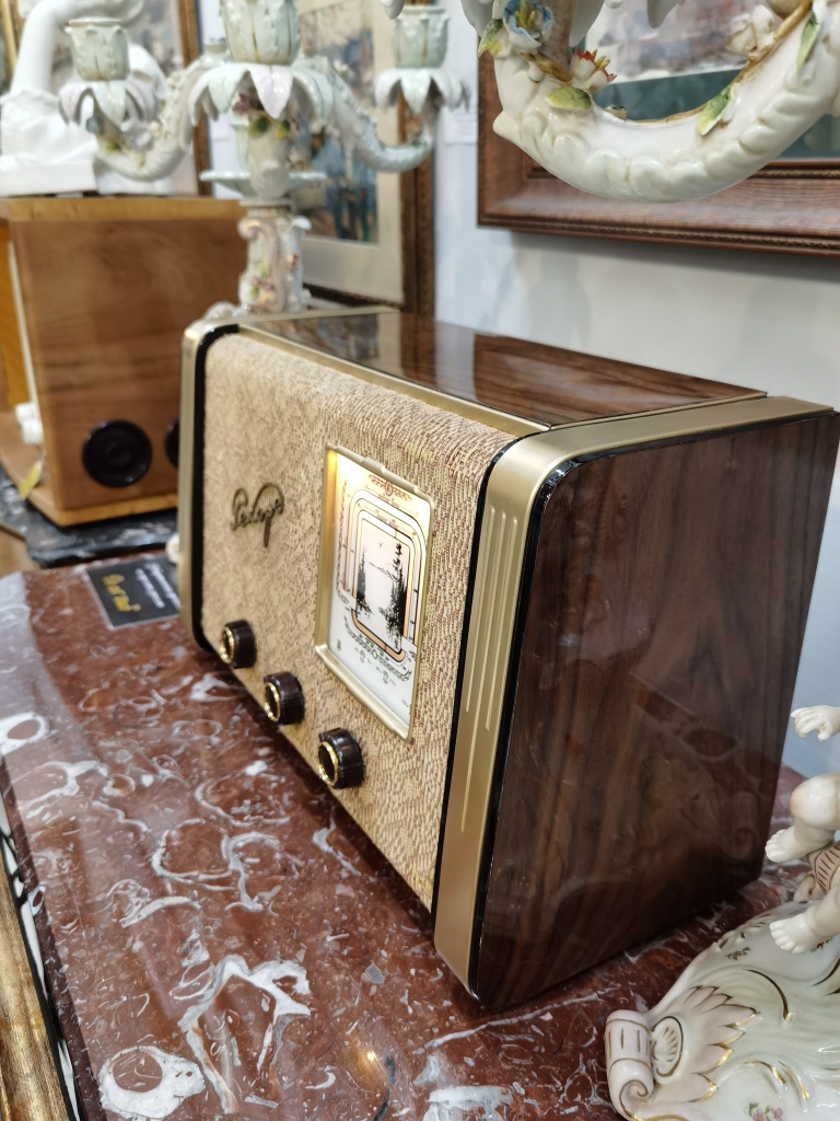Радиоприемник ламповый 1953 год, Иркутский завод. Имеет встроенный Bluetooth.