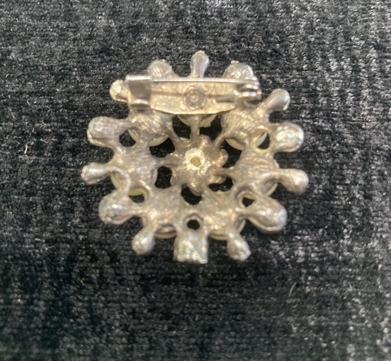 Брошка с жемчугом. 3 см диаметр. Бижутерия.