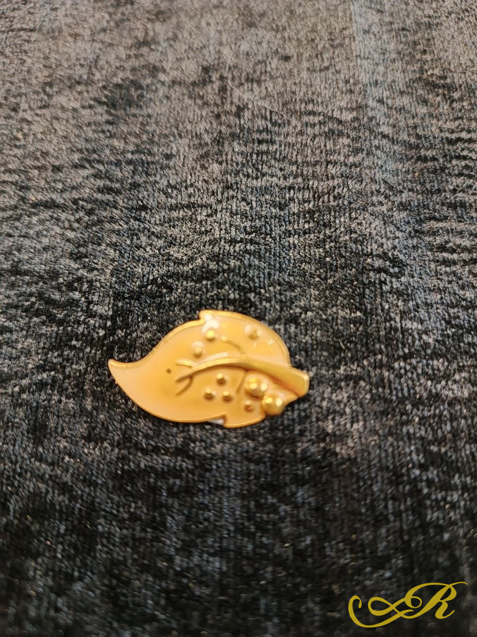 брошь в виде листика, изготовленная в период СССР. 