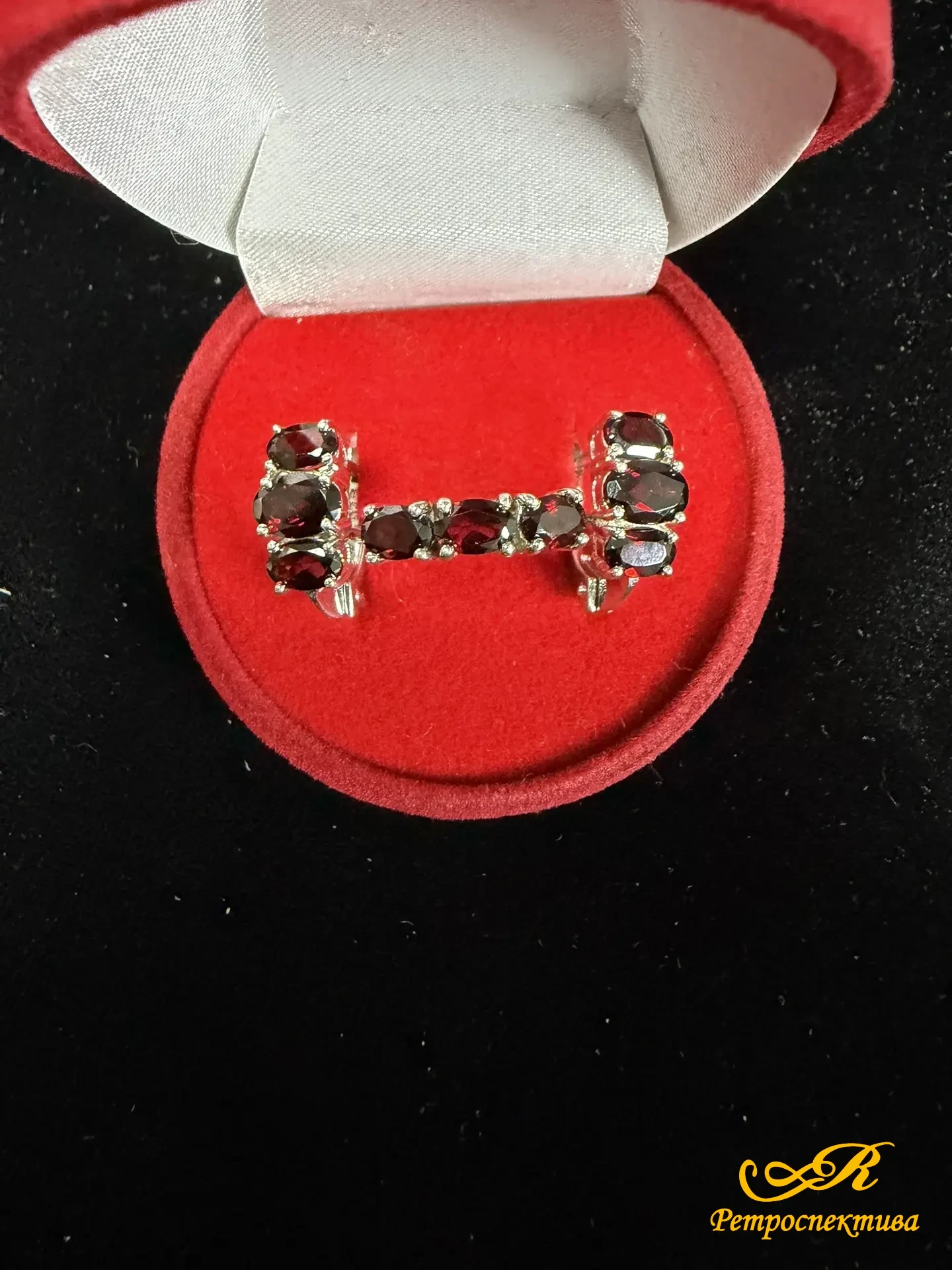 Серебряный комплект с гранатами.Серебро 925 пр. 7,38 гр. Кольцо и серьги.