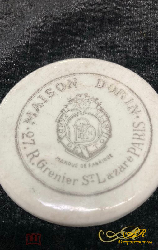 Фарфоровая крышка от баночки для парфюмерии или косметики. Бренд : MAISON Dorin Paris. 1890 год.
