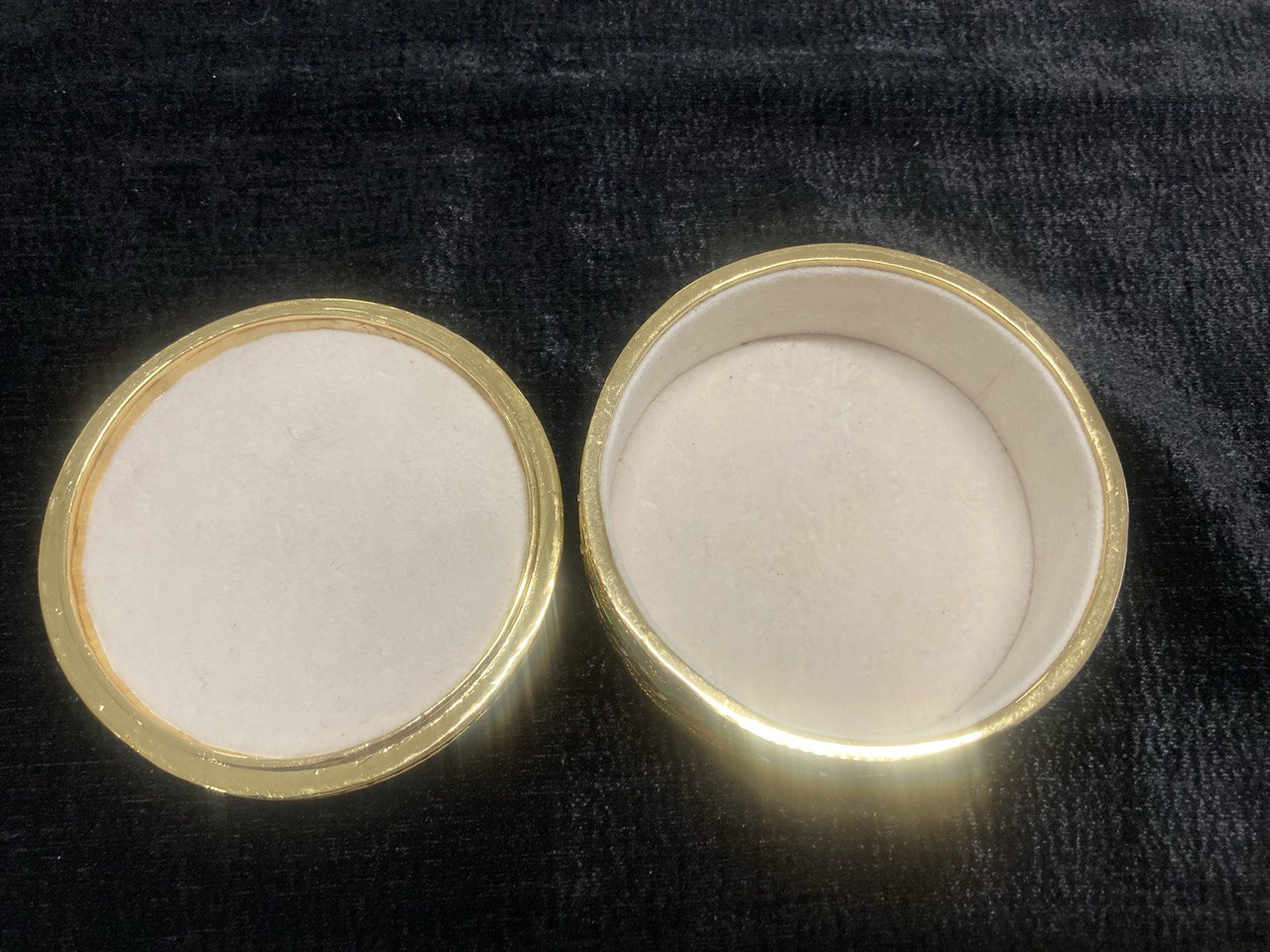 Шкатулка круглая, эмаль, стразы.  d 10 см.