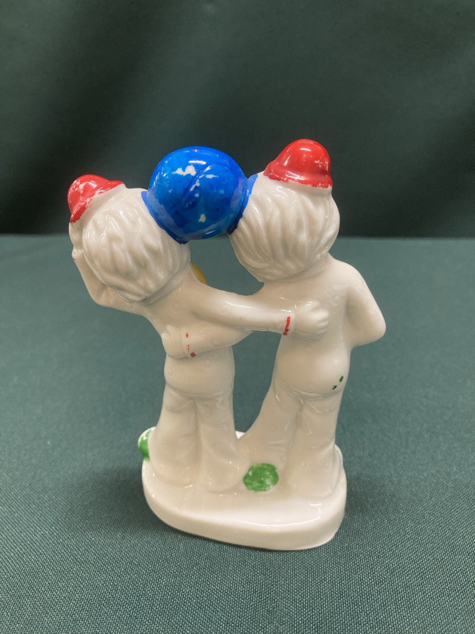 Клоуны с мячиком, фарфор СССР