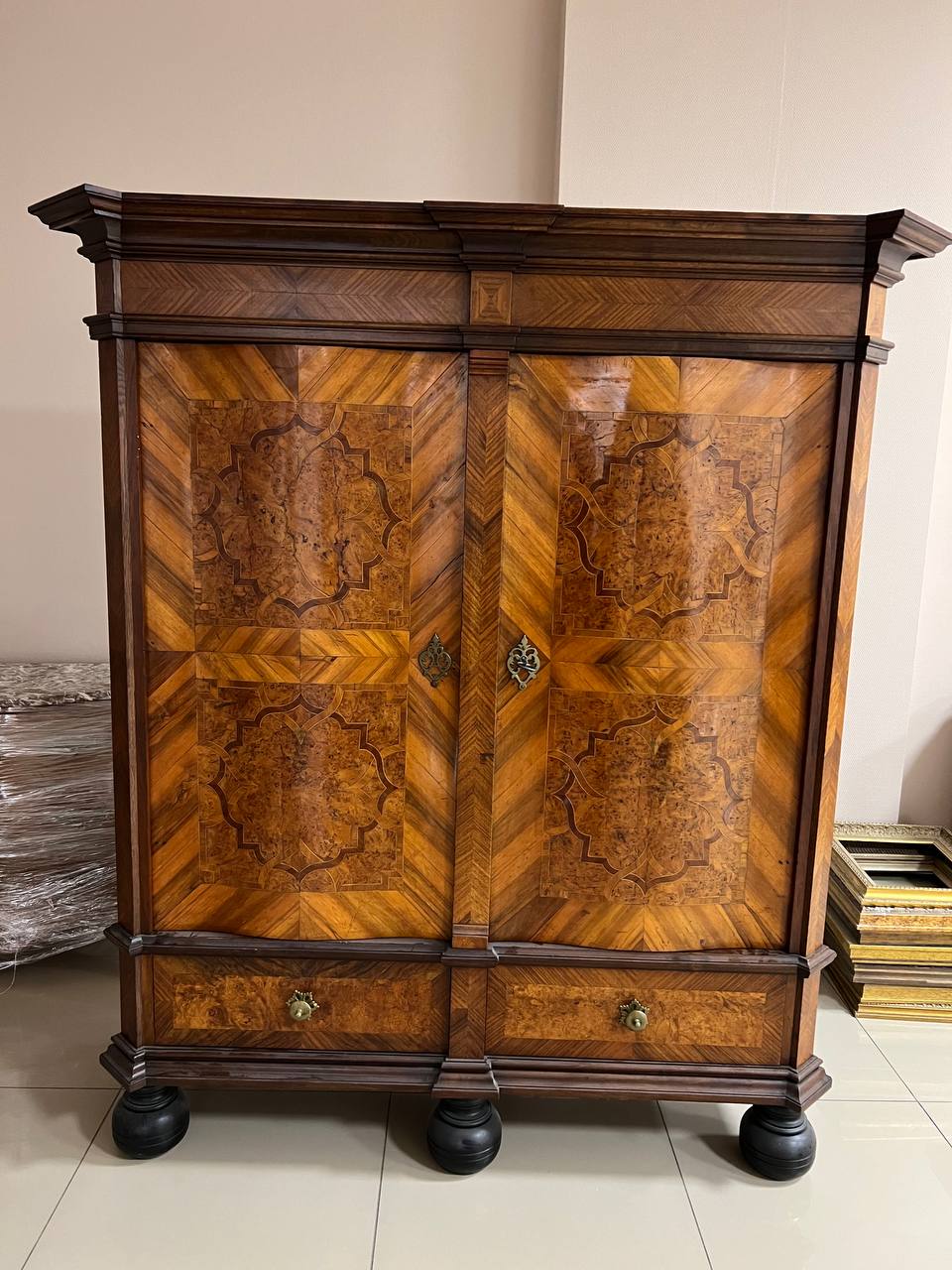 Шкаф платяной. Материал: массив дерева, корневой шпон, Российская Империя, кон. ХVIII века. Размеры: 182Х165х63 см