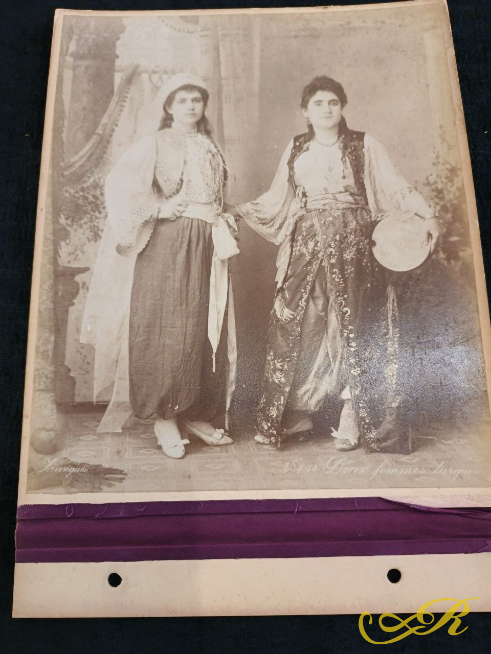  Фотография, сделана братьями Зангаки. Египет около 1905 г. Две турецкие женщины