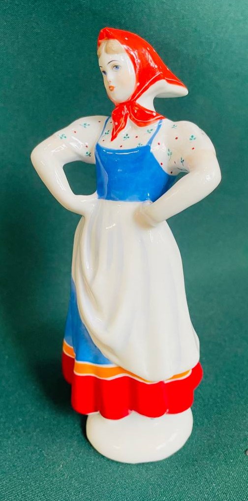 Фарфоровая статуэтка "Плясунья Крестьянка -руки в боки"