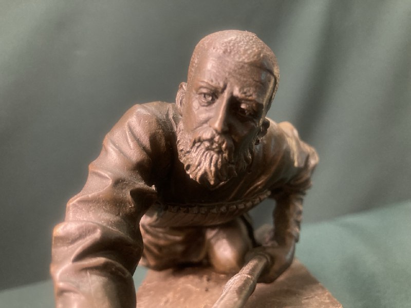 Скульптура  " Черкес, крадущийся в засаде. " Автор Лансере Е.А. 1871 г.