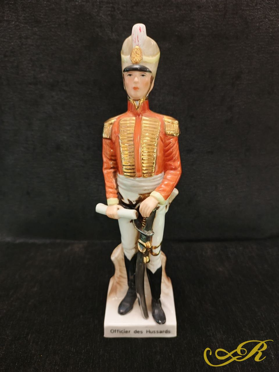  Фарфоровая статуэтка гусар наполеоновской армии в я рком мундире. "Officier des Hussards".Германия. Фарфор, ручная роспись позолотой.1960-1980 гг. Высота 23 см. 