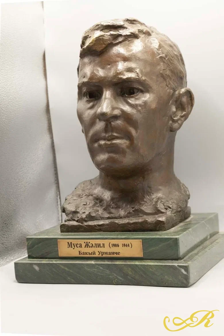 Бюст "Муса Джалиль", 1962 г.бронза, высота 30 см. Имеется экспертное заключение ГМИИ РТ Автор работы: Баки Урманче