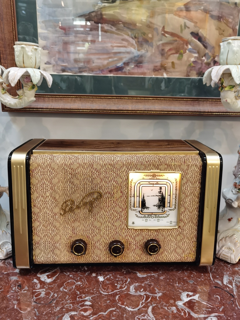 Радиоприемник ламповый 1953 год, Иркутский завод. Имеет встроенный Bluetooth.