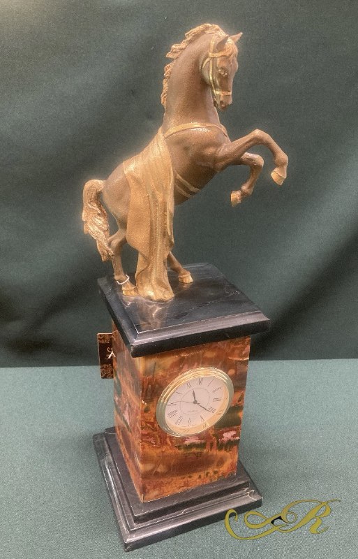 Часы скульптура «Конь» яшма,бронза. 32,5 см.
