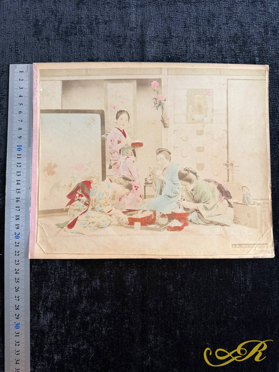 Фотография «Girls Eating a Meal» («Девушки за трапезой»)  Япония, эпоха Мэйдзи, конец XIX века (около 1880–1900 гг.)