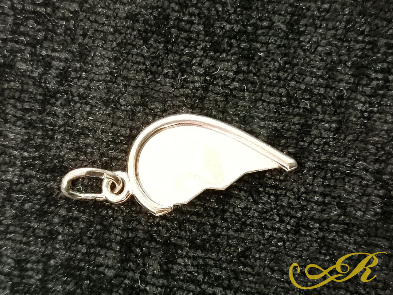  Серебряная подвеска половинка сердца с лебедем. 925 проба. Лазерная гравировка .Длина-2,4 см. Вес-0,54 гр.