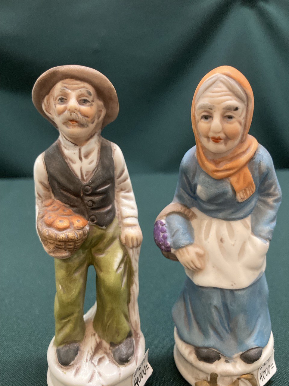 Парные статуэтки «Дед и бабушка с корзинками»: фарфор, бисквит, высота 11 и 11,5 см
