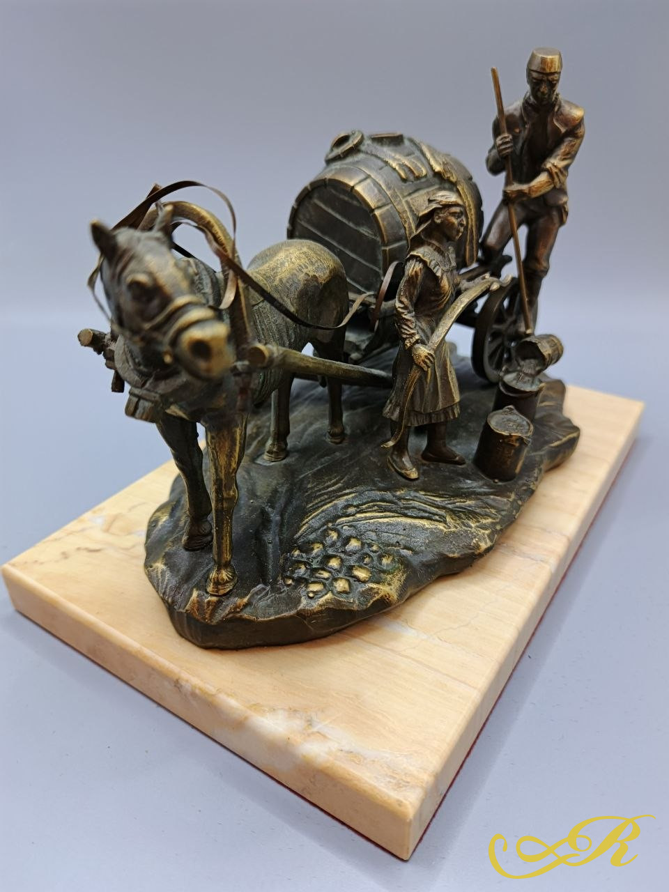  Скульптурная  композиция “Казанский водовоз" в миниатюре. Авт.Асия Миннуллина. Материал: бронза, мрамор. Высота 16 см., длина 22,5 см, ширина 14,5 см