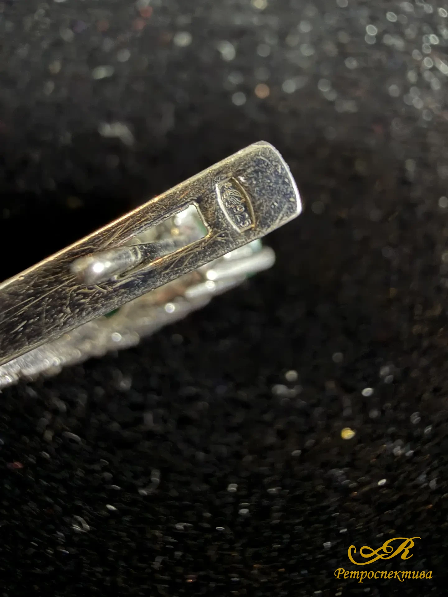 Серебряный комплект: серьги и кольцо. Серебро 925 пр. Камень - хризопраз. Вес - 9,65 гр.