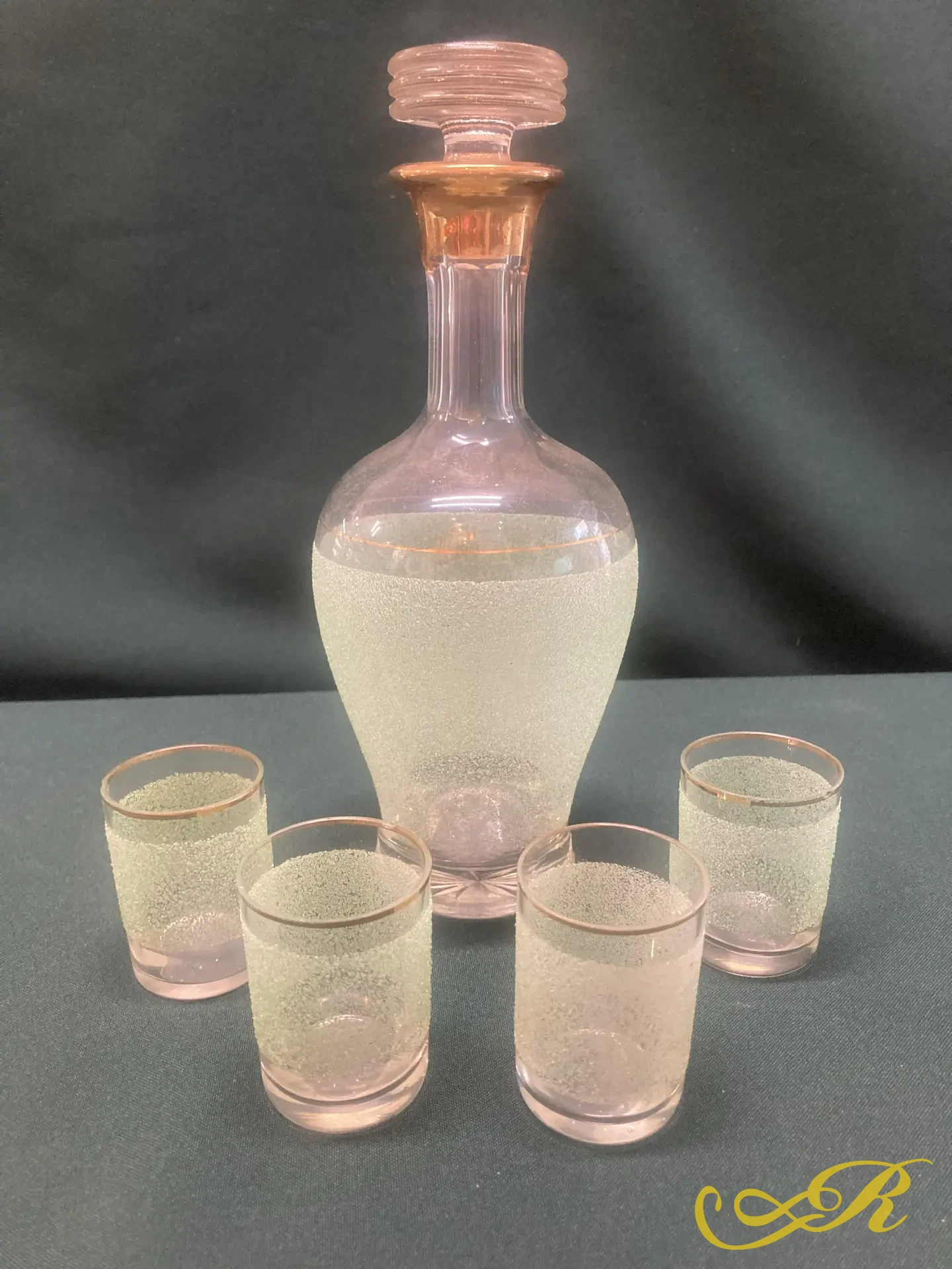 Стеклянный графин с четырьмя рюмками. СССР до 1945 года. Стекло, золочение.