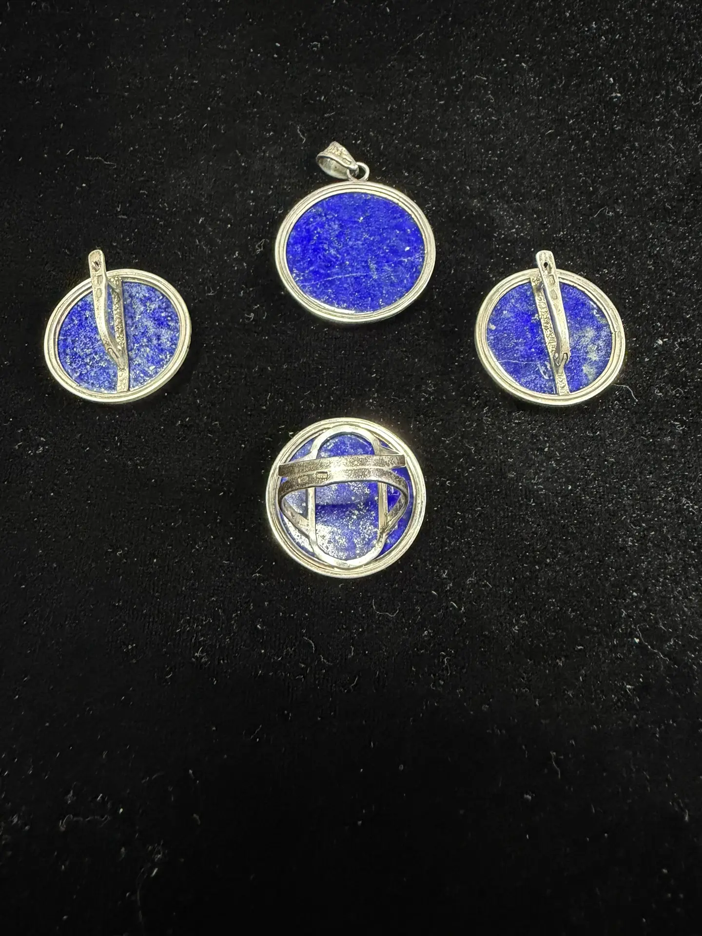  Серебряные комплект : серьги, кольцо, подвеска. Серебро 925 пр. Лазурит.  Вес изделия :42,98 гр. 