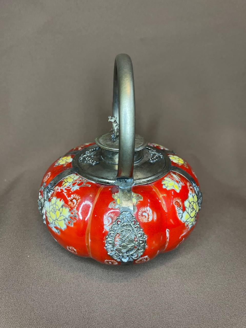 Фарфоровый  китайский чайник с металлическими элементами. Середина XX в.