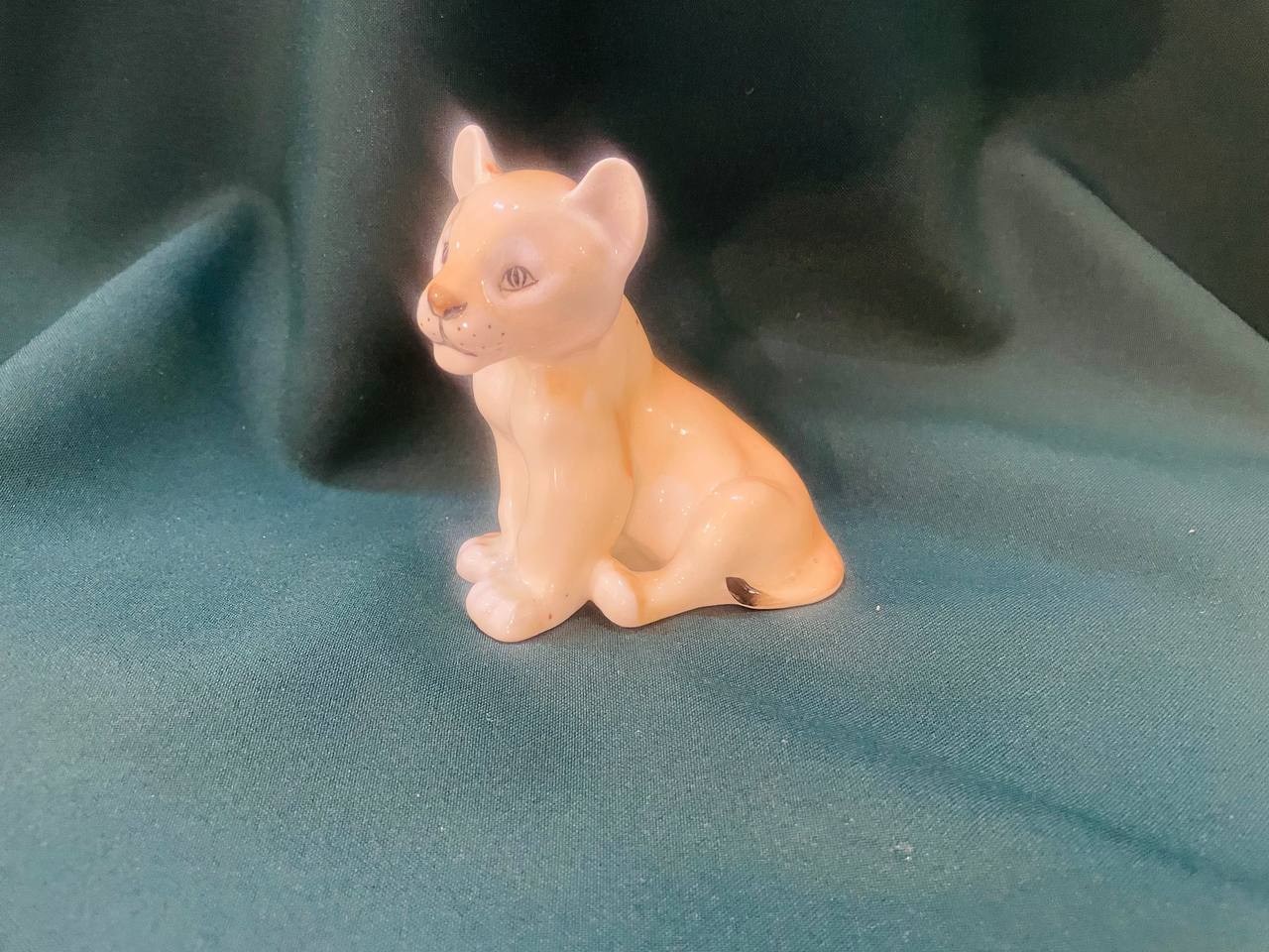 Фарфоровый львенок