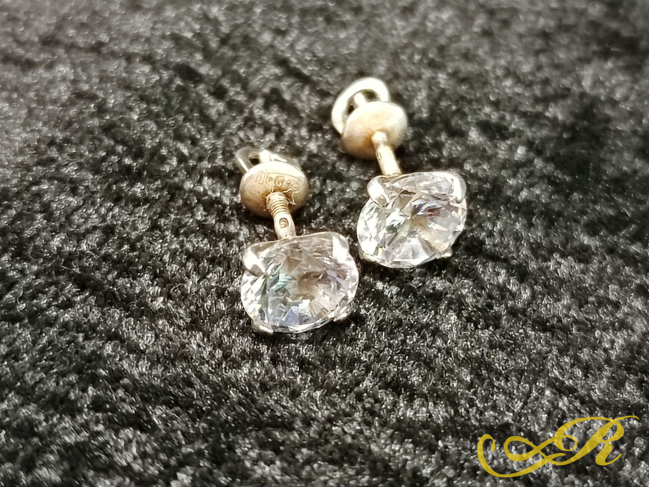 Серьги, гвоздики. Винтовая застежка. Серебро 925 пр. Длина -1,5 см. Камень - 6 мм.