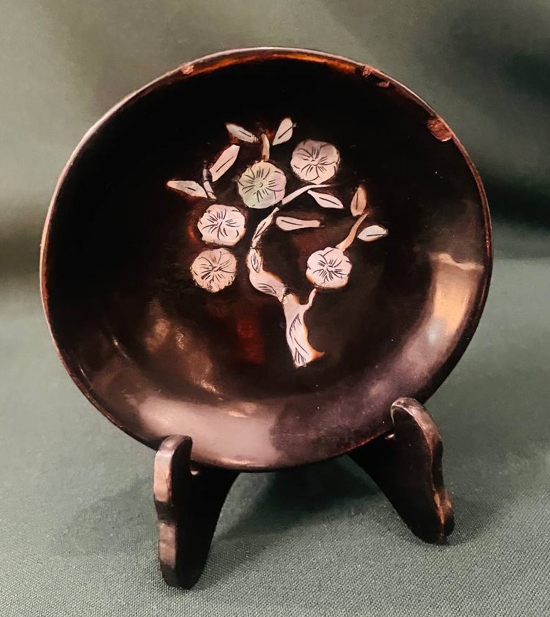 Декоративная Лаковая Тарелка на подставке  "Цветы"