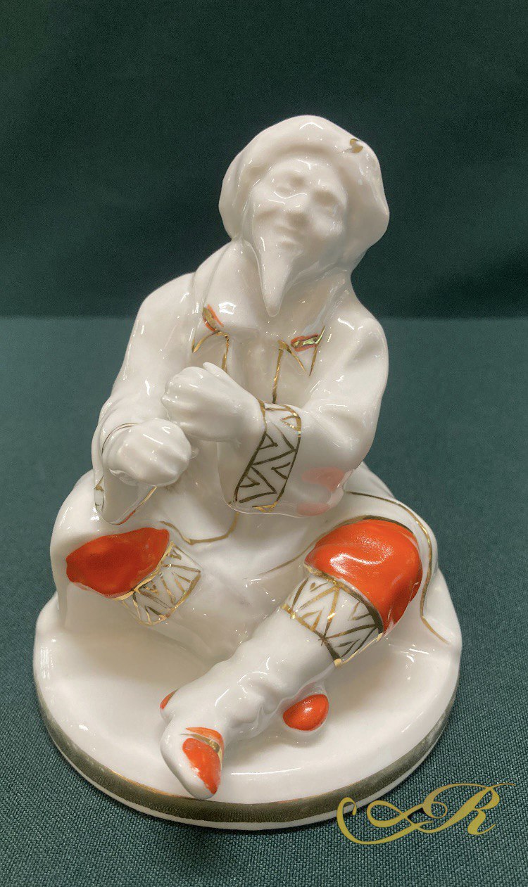 Фарфоровая статуэтка "Башкир играющий на курай " Октябрьский фарфоро-фаянсовый завод