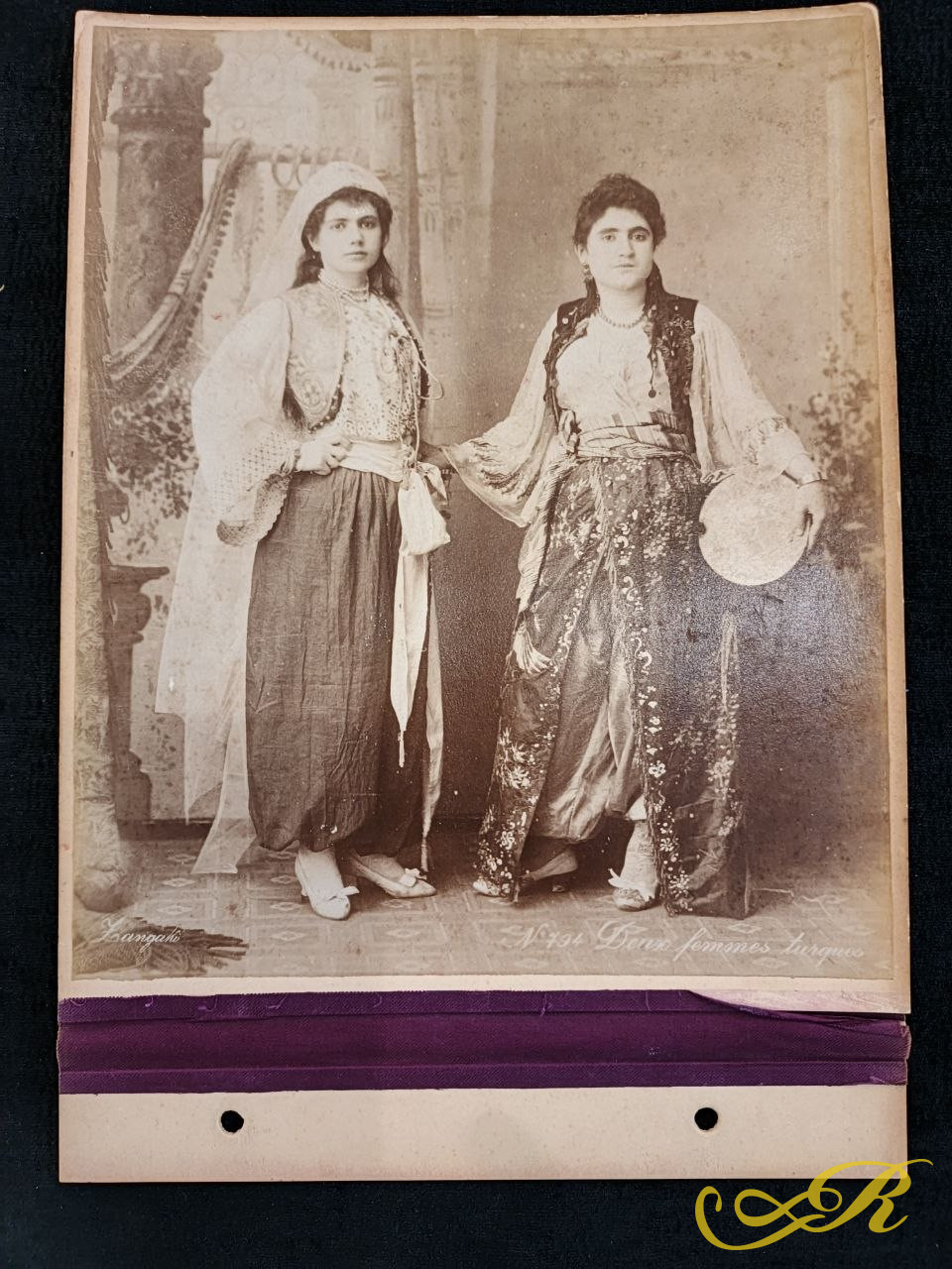  Фотография, сделана братьями Зангаки. Египет около 1905 г. Две турецкие женщины