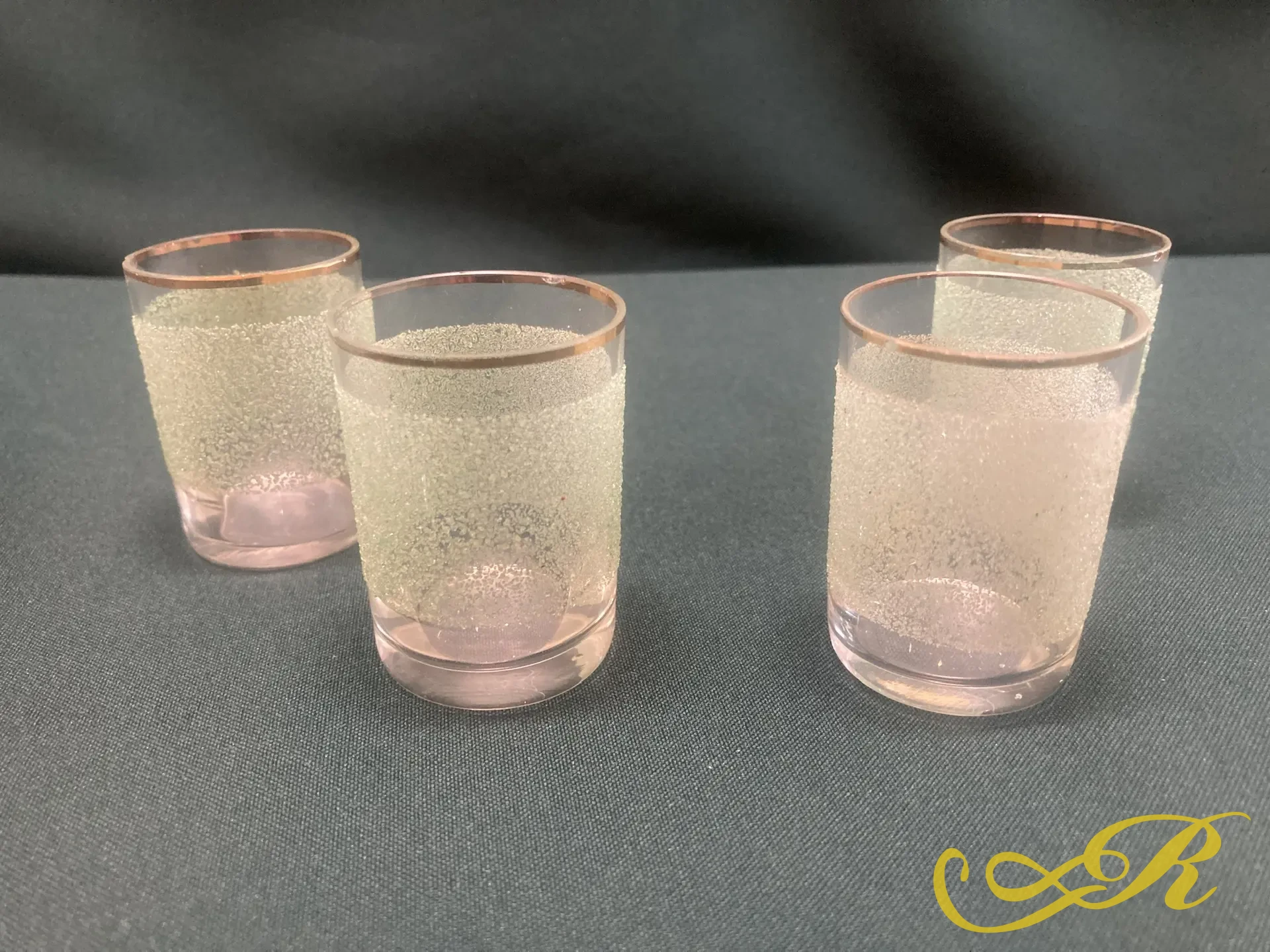 Стеклянный графин с четырьмя рюмками. СССР до 1945 года. Стекло, золочение.