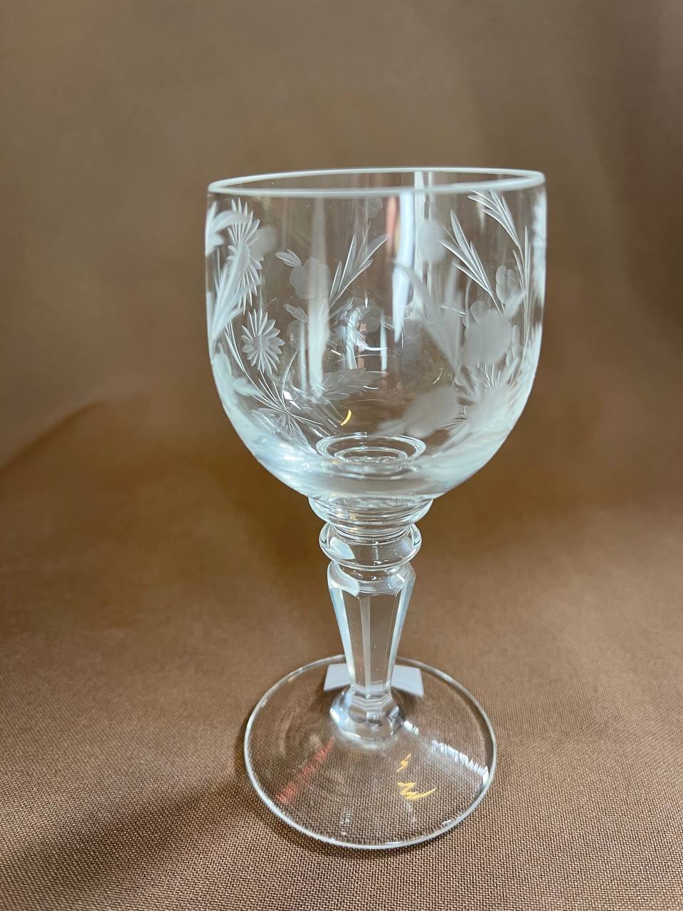 119. Рюмка СССР, до 1940 г. Резьба,гладкое стекло, цветы. Высота 110 мм, объем 60 мл.