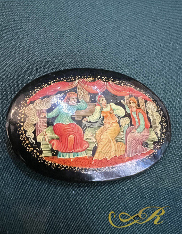 Брошка " Три девицы под окном …" папье маше. СССР.