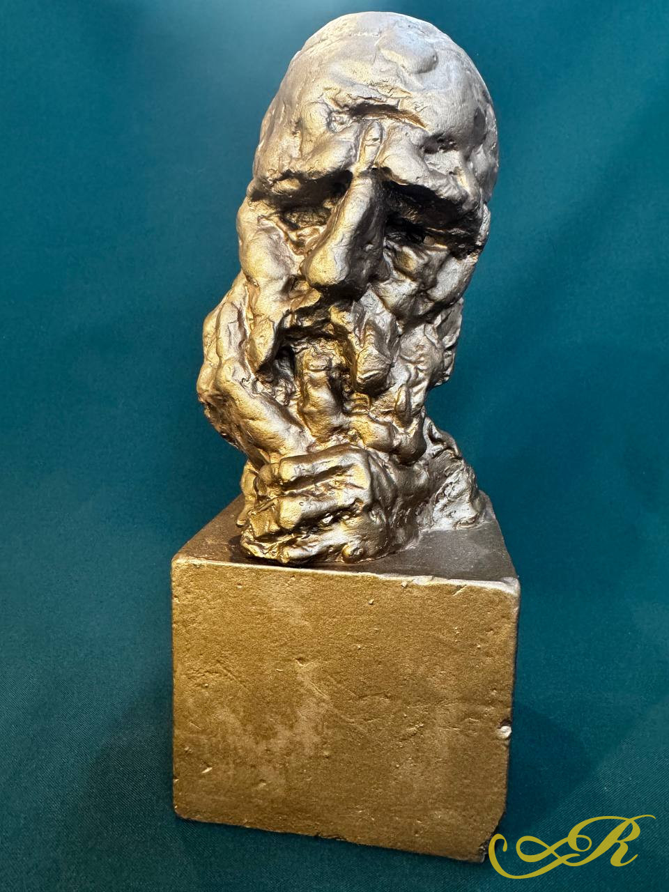  Статуэтка  ''Сагыш''.Работа автора Баки Урманче. Крашеный гипс(золото) 270*110*110