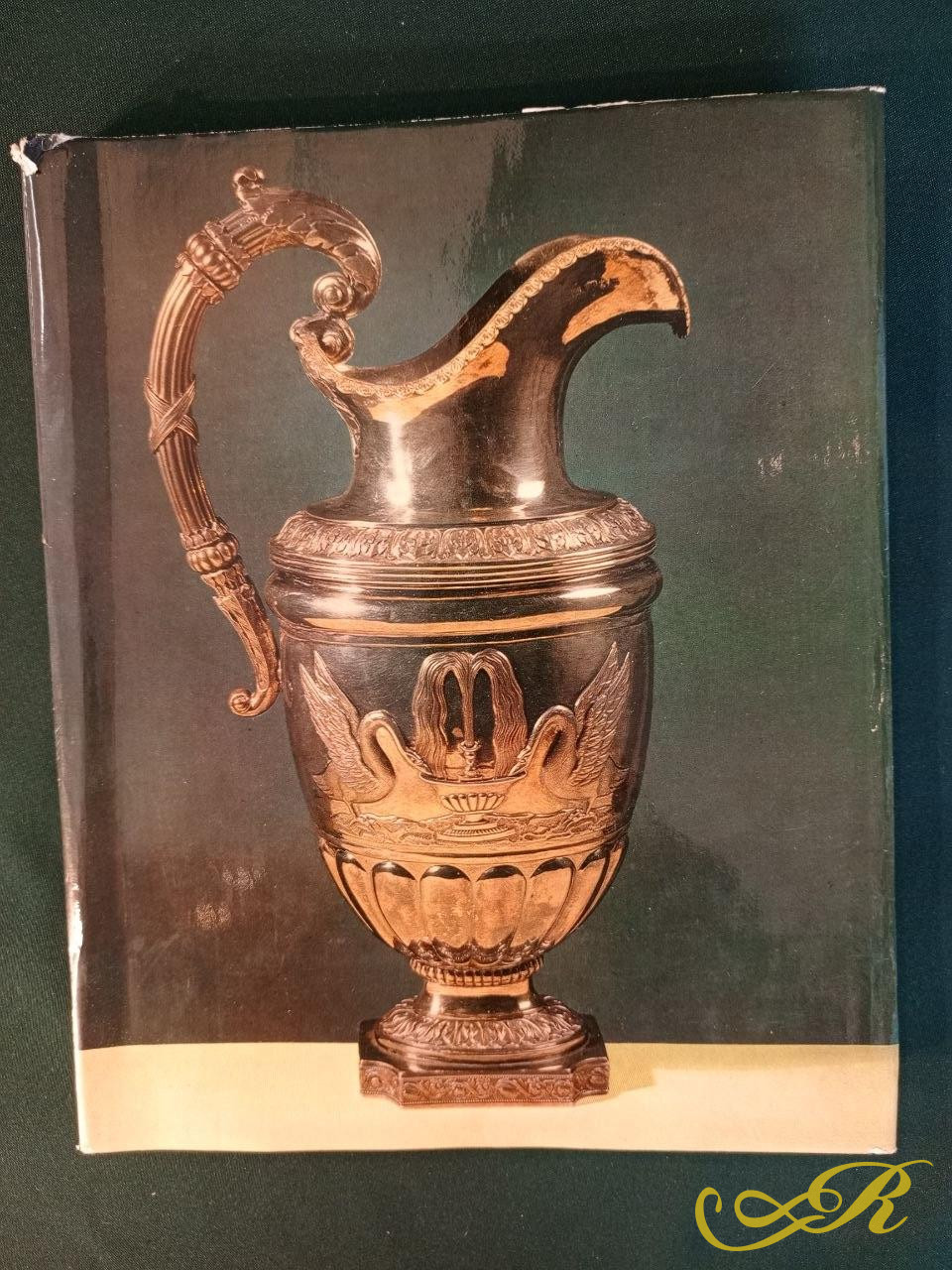  книга посвященная истории русского ювелирного искусства. Это специализированное издание или каталог, освещающий изделия из драгоценных металлов.  Русское художественное серебро. 