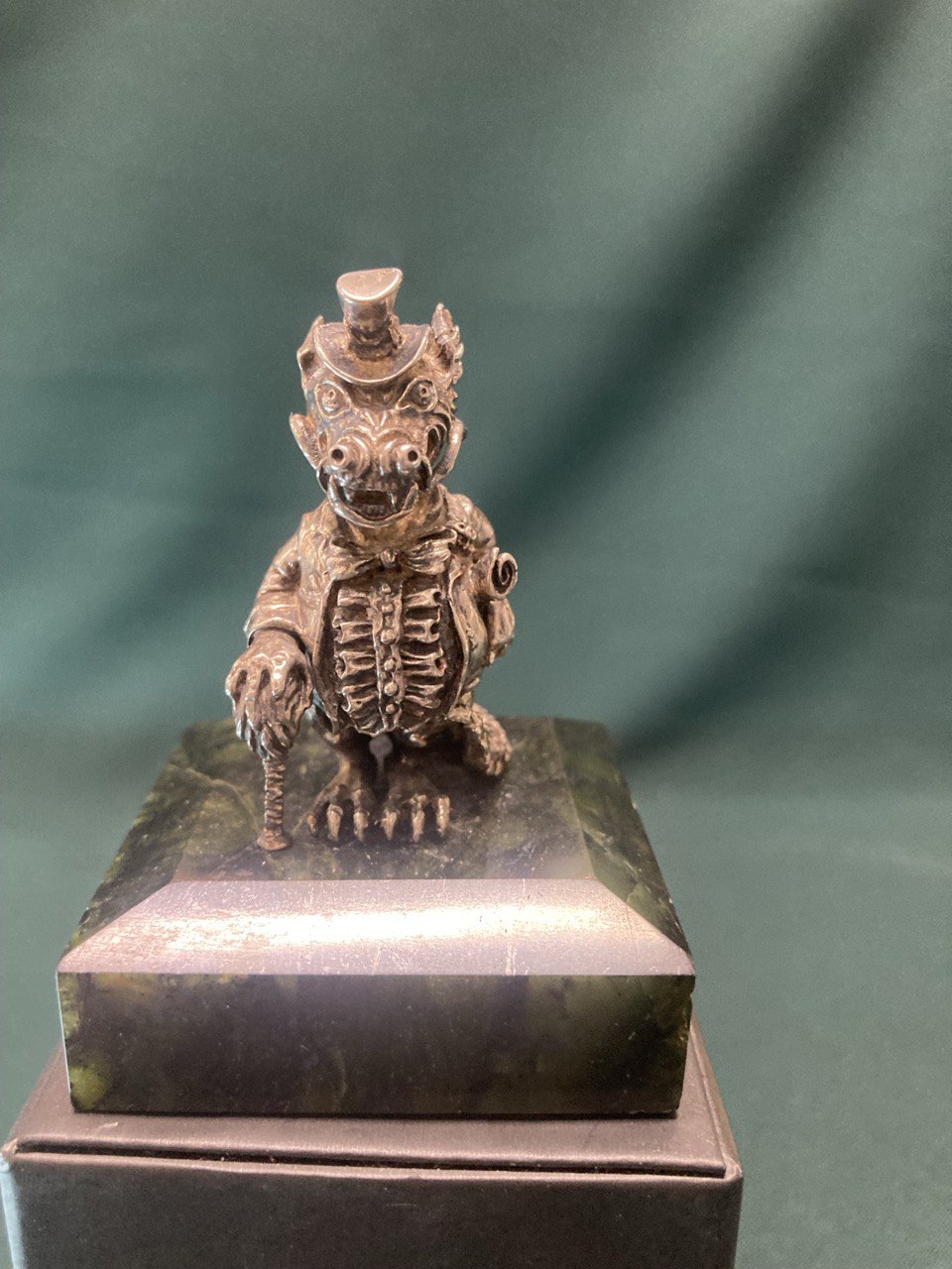 Сувенир «Дракон» серебро 925 пр. 63,14 гр. общ.вес 200 гр.