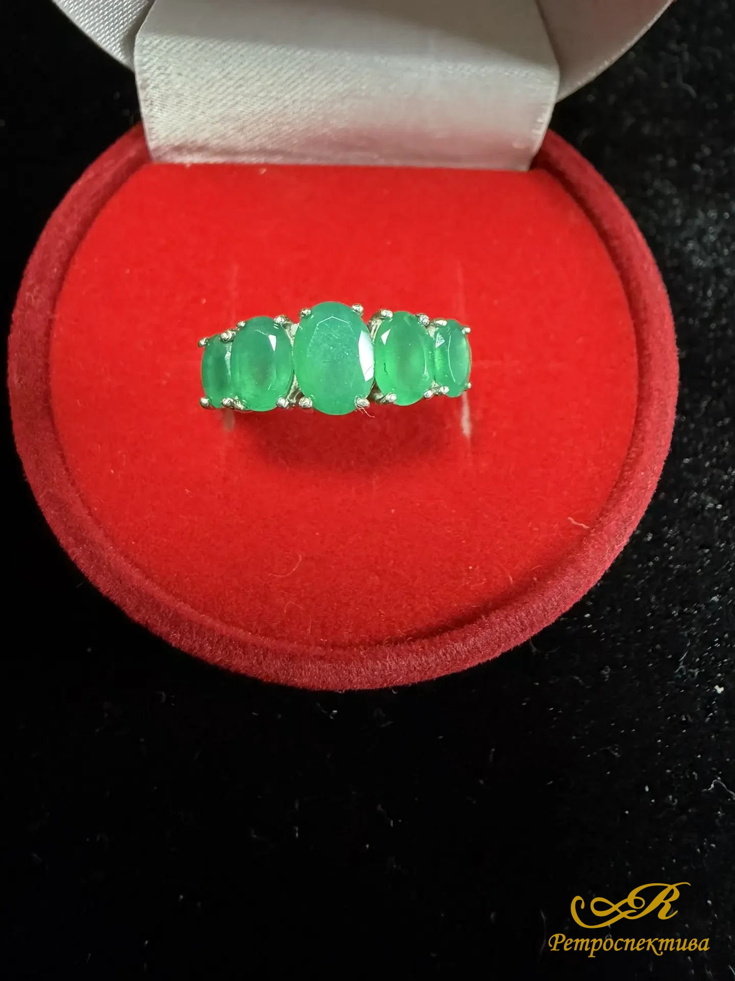 Серебряный комплект: серьги и кольцо. Серебро 925 пр. Камень - хризопраз. Вес - 9,65 гр.