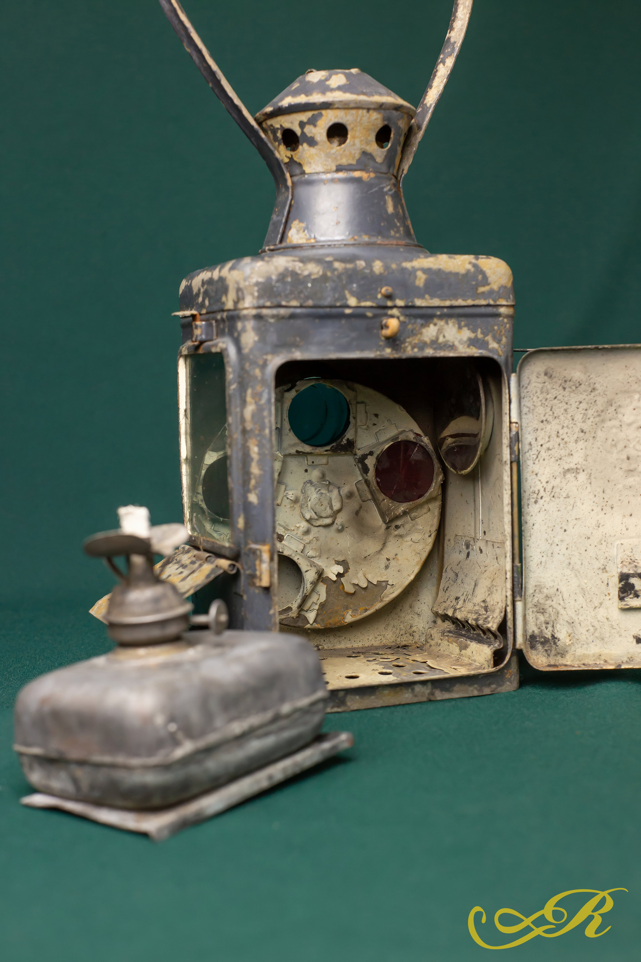 Фонарь керосиновый  железнодорожный , высота 41см, основание 12Х9.5см,состояние на фото.