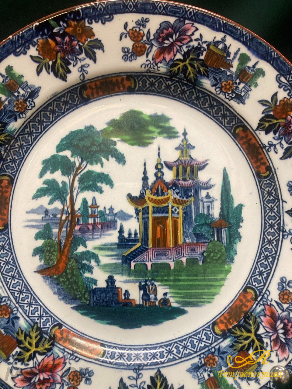 Фарфоровая тарелка декоративная. Кузнецов. Китайский мотив. XIX в. Диаметр 20 см.