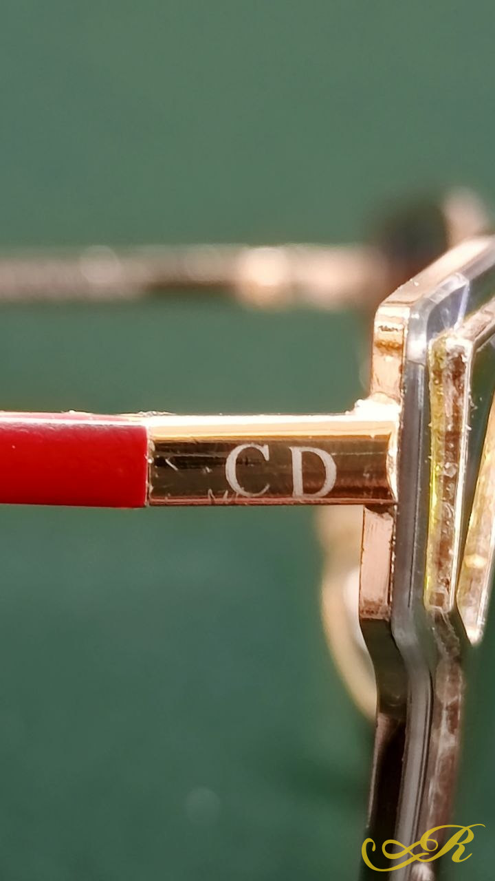    Винтажные дизайнерские очки бренда Christian Dior с характерным логотипом «CD» на золотистом шарнире и красным заушником. 